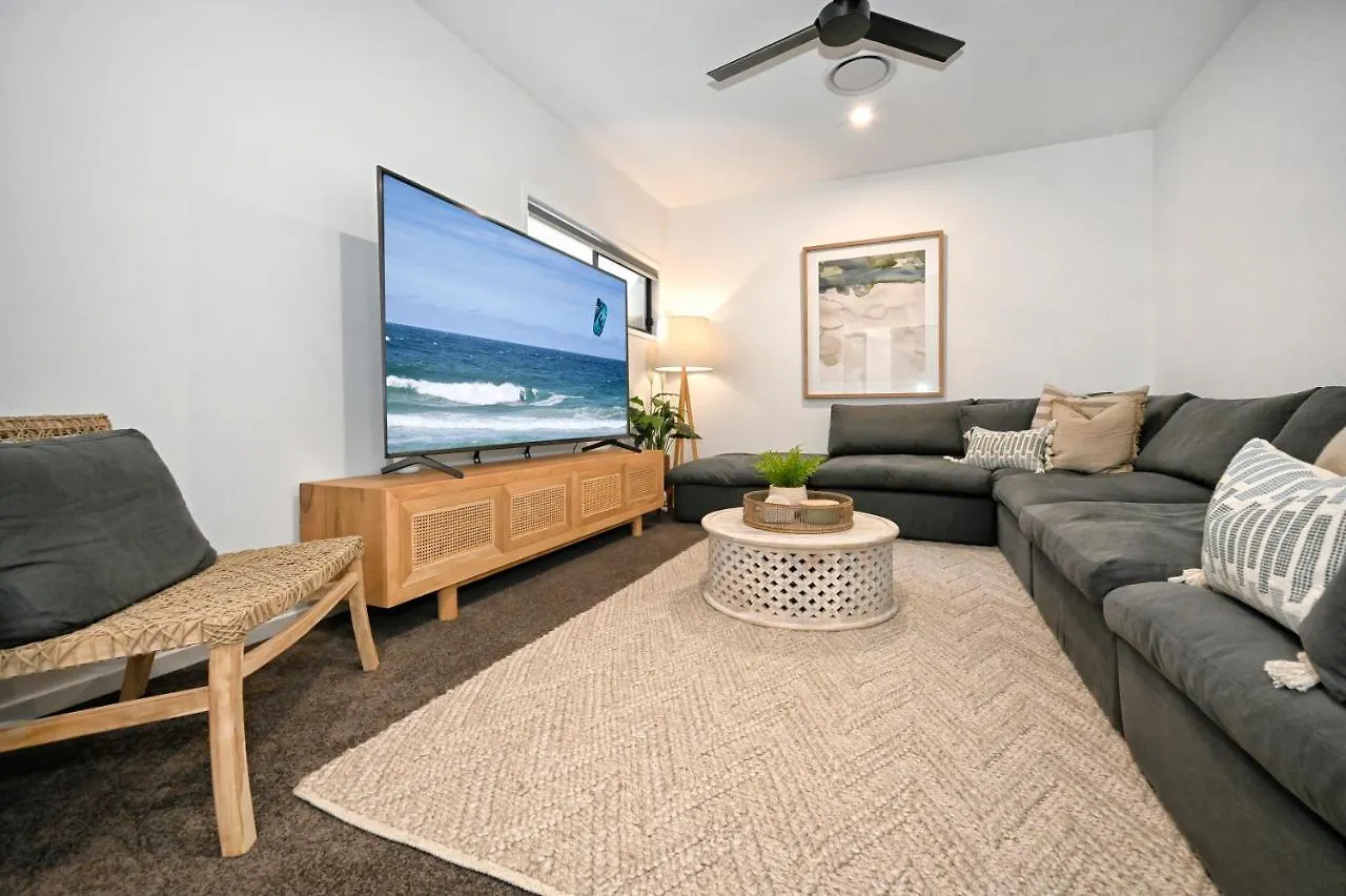 Stylish, Beachside 4 B/R Dream Home - 8 Guests Zd7 Kawana Waters 0*,