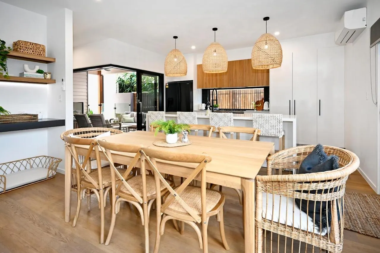 Stylish, Beachside 4 B/R Dream Home - 8 Guests Zd7 Kawana Waters