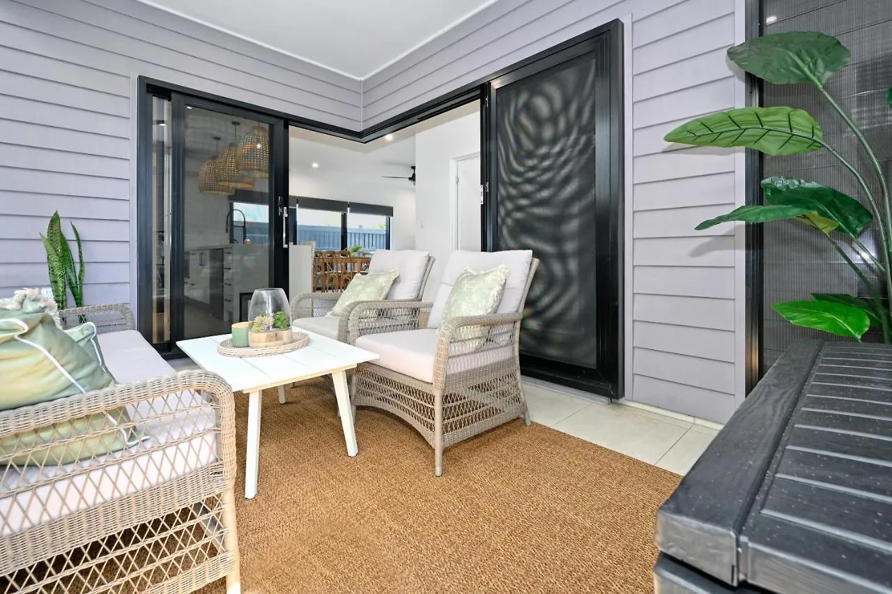 Stylish, Beachside 4 B/R Dream Home - 8 Guests Zd7 Kawana Waters