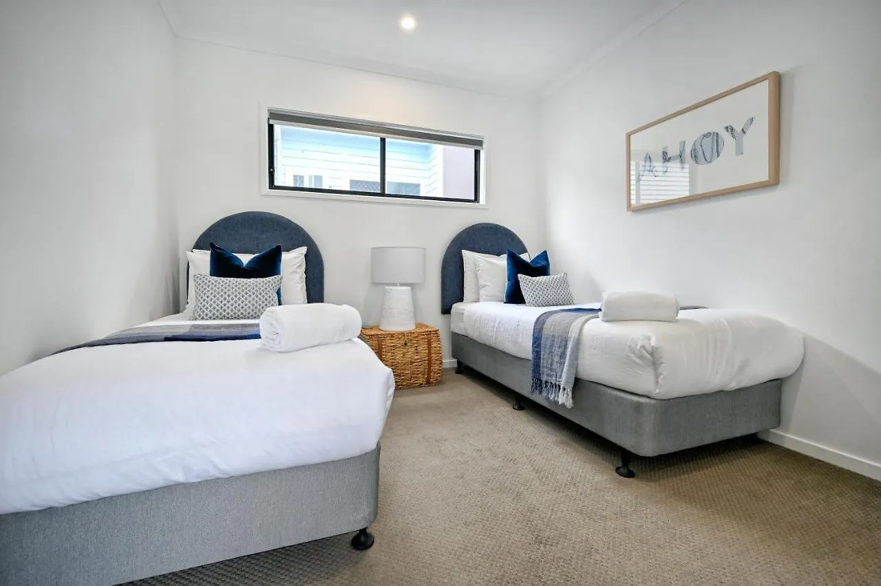 Stylish, Beachside 4 B/R Dream Home - 8 Guests Zd7 Kawana Waters Semesterbostad
