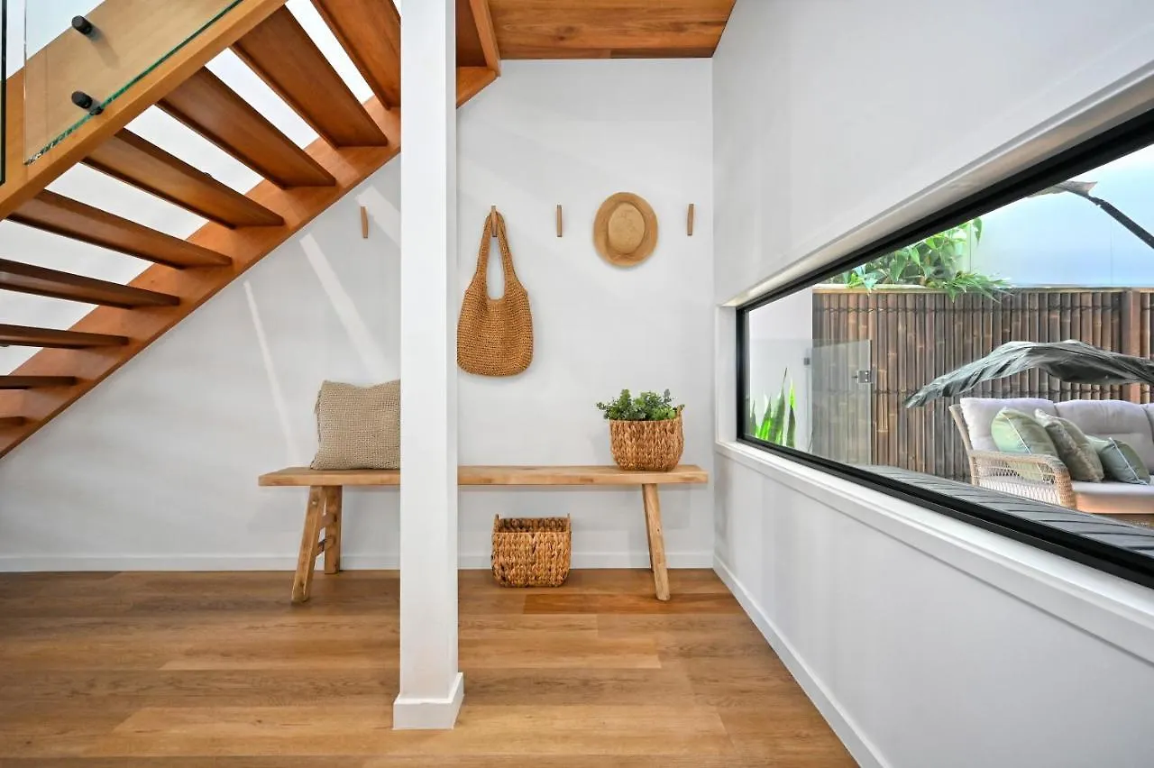 Stylish, Beachside 4 B/R Dream Home - 8 Guests Zd7 Kawana Waters