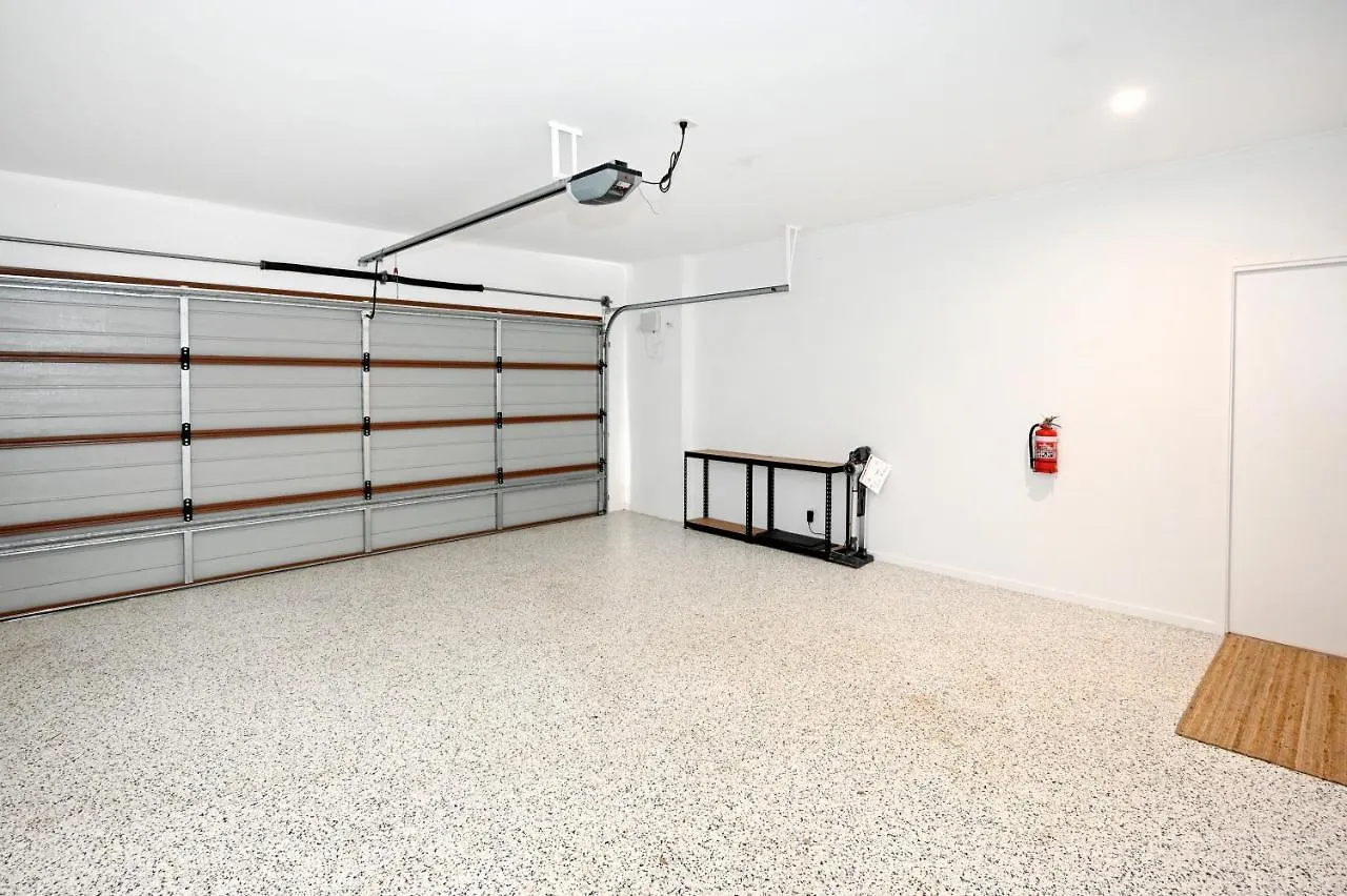 Stylish, Beachside 4 B/R Dream Home - 8 Guests Zd7 Kawana Waters