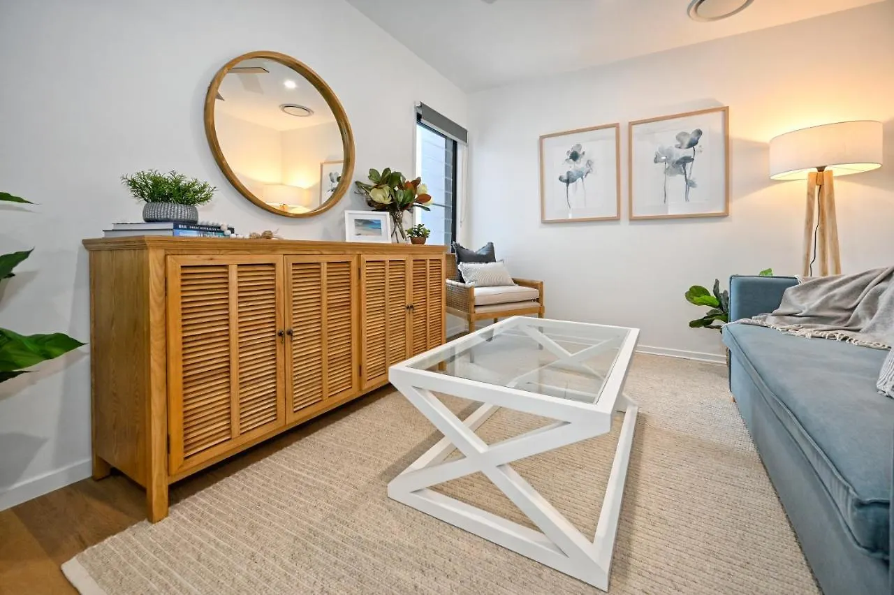Stylish, Beachside 4 B/R Dream Home - 8 Guests Zd7 Kawana Waters Semesterbostad