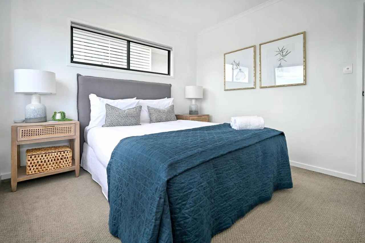 Stylish, Beachside 4 B/R Dream Home - 8 Guests Zd7 Kawana Waters 0*,